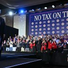 Trump en el escenario en Las Vegas, Nevada, frente a un cartel que dice ‘No Tax on Tips’