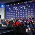 Trump en el escenario en Las Vegas, Nevada, frente a un cartel que dice ‘No Tax on Tips’