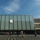 Clientes hacen cola para adquirir los recién lanzados teléfonos móviles iPhone 13 en una tienda de Apple el 24 de septiembre de 2021. (Foto de AFP)
