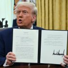 El presidente Donald Trump, habla mientras muestra la orden ejecutiva sobre aranceles recíprocos que firmó el 13 de febrero de 2025. (Foto de ANDREW CABALLERO-REYNOLDS / AFP)