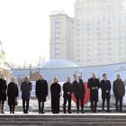 Desde el 4º por la izquierda, la Primera Ministra danesa, Mette Frederiksen, la Presidenta de la Comisión Europea, Ursula von der Leyen, el Presidente del Consejo Europeo, Antonio Costa, el Presidente letón, Edgars Rinkevics, la Primera Dama ucraniana, Olena Zelenska, el Presidente ucraniano, Volodymyr Zelensky, el Presidente finlandés, Alexander Stubb, el Presidente lituano, Gitanas Nauseda, y el Primer Ministro canadiense, Justin Trudeau, entre otros, durante las ceremonias del 24 de febrero de 2025 en Kiev, Ucrania, en el tercer aniversario de la invasión rusa de Ucrania.