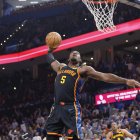 El escolta de los Oklahoma City Thunder Luguentz Dort (5) realiza un mate contra los Denver Nuggets durante la segunda parte en el Paycom Center.