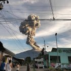 Esta foto tomada de la cuenta de Facebook de Channel Nicor de C.N. Photography el 8 de abril de 2025 muestra la erupción del monte Kanlaon desde un pueblo de La Castellana, provincia de Negros Occidental, en el centro de Filipinas. Un volcán del centro de Filipinas entró en erupción a primera hora de la mañana del 8 de abril, enviando una columna de ceniza a 4.000 metros de altura y provocando la cancelación de las escuelas locales.