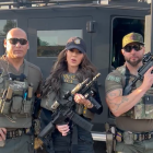 Kristi Noem, secretaria del DHS, con agentes en Arizona