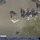 La policía arresta a la mujer durante el operativo