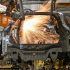 Robots sueldan chasis de coches eléctricos en una fábrica de Zeekr en la isla de Meishan en Ningbo, en la provincia oriental china de Zhejiang, el 18 de abril de 2025.