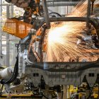 Robots sueldan chasis de coches eléctricos en una fábrica de Zeekr en la isla de Meishan en Ningbo, en la provincia oriental china de Zhejiang, el 18 de abril de 2025.