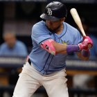 21 de febrero de 2025, Florida, EE.UU.: Jonathan Aranda (62), primera base de los Tampa Bay Rays, batea contra los Toronto Blue Jays el domingo 22 de septiembre de 2024 en San Petersburgo.