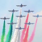 11 de junio de 2023, Mugello, Italia: Mugello, Italia, Circuito Internacional de Mugello, 11 de junio de 2023, el equipo de demostración acrobática de las Fuerzas Aéreas Italianas Frecce Tricolori actúa durante la carrera del Gran Premio de MotoGP de Italia - Campeonato del Mundo de MotoGP