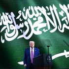 El presidente estadounidense Donald Trump se prepara para hablar durante el foro de inversión saudí-estadounidense en el Centro Internacional de Conferencias Rey Abdul Aziz en Riad el 13 de mayo de 2025. El 13 de mayo, Arabia Saudí prometió miles de millones de dólares en acuerdos con Estados Unidos, desde defensa hasta inteligencia artificial, al dar una fastuosa bienvenida al presidente Donald Trump en la primera visita de Estado de su segundo mandato.