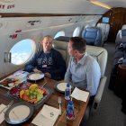 Richard Grenell y Joe St. Clair en el avión de regreso a EEUU