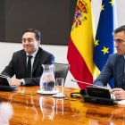 El ministro de Asuntos Exteriores de España, José Manuel Albares, y Pedro Sánchez