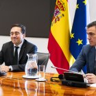 El ministro de Asuntos Exteriores de España, José Manuel Albares, y Pedro Sánchez