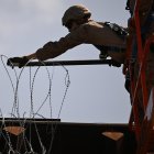 Personal militar estadounidense instala alambre a lo largo de la frontera entre EEUU y México