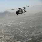 Un Black Hawk sobrevolando Kabul (Afganistán)