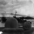 Dos lanchas de desembarco en la playa de Omaha el Día D