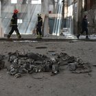 Soldados ucranianos caminan frente a restos de drones derribados