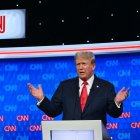 Donald Trump habla en el primer debate presidencial de las elecciones de 2024 con Joe Biden en los estudios de la CNN en Atlanta, Georgia, el 27 de junio de 2024.