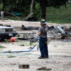 Un bombero toma un descanso con vistas a las secuelas en el GoodWater RV Park en Georgetown, donde la crecida del río San Gabriel ha producido peligrosas inundaciones