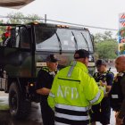 4 de julio de 2025, Kervrville, Texas, Estados Unidos: Miembros del Departamento de Bomberos de Kerrville y del Departamento de Policía de Texas reabastecen de combustible a camiones tras una destructiva inundación en Kerrville el viernes 4 de julio de 2025.