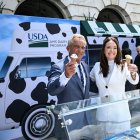 El secretario de Salud Robert F. Kennedy Jr. y la secretaria de Agricultura Brooke Rollins prueban helados sin colorantes
