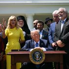 La pastora Paula White (2ª izda.) y otros líderes religiosos rezan detrás del presidente estadounidense Donald Trump durante un acto del Día Nacional de la Oración en el Jardín de las Rosas de la Casa Blanca en Washington, DC, el 1 de mayo de 2025.
