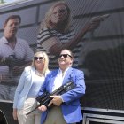 Patricia y Mark McCloskey durante la campaña Defendamos Nuestra Segunda Enmienda.