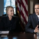 Hillary Clinton, entonces secretaria de Estado, observa hablar al entonces presidente Obama en 2012, durante su mandato.