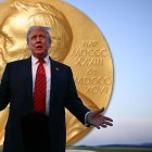 Donald Trump habla con los medios en el aeropuerto de Pensilvania con el premio Nobel detras.