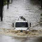 Un camión circula por una carretera inundada mientras el huracán Erin, de categoría 3, abandona la región de Naguabo, en Puerto Rico, el 16 de agosto de 2025. El huracán Erin, que se encontraba en alta mar, fue rebajado a tormenta de categoría 3 en la madrugada del domingo, mientras las lluvias azotaban las islas del Caribe y los servicios meteorológicos advertían de posibles riadas y corrimientos de tierra.