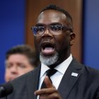 Brandon Johnson, durante una comparecencia de prensa