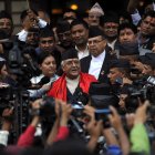 El recién elegido primer ministro de Nepal, KP Sharma Oli (C), habla con los medios de comunicación al salir del Parlamento en Katmandú el 11 de octubre de 2015. El primer ministro de Nepal, KP Sharma Oli, dimitió el 9 de septiembre de 2025, un día después de que una de las represiones más sangrientas contra manifestantes en años se saldara con al menos 19 muertos.