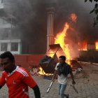Incendios en edificios gubernamentales provocados por los manifestantes en Nepal