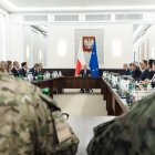 El primer ministro polaco Donald Tusk (C) frente al Parlamento