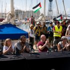 Greta Thumberg junto a otros activistas a la salida del Global Sumud Flotilla (Photo by Davide Bonaldo/Sipa USA) *** Local Caption *** 63659004
