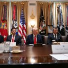 El presidente de los Estados Unidos, Donald Trump, habla junto al secretario del Interior, Doug Burgum, el secretario de Estado, Marco Rubio, el secretario de Defensa, Pete Hegseth, y el secretario de Comercio, Howard Lutnick, durante una reunión del gabinete en la Sala del Gabinete de la Casa Blanca en Washington, D.C., el 9 de octubre de 2025.