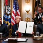 Donald Trump firma la proclamación del Día de Colón