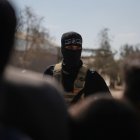 Terrorista de Hamás toma posiciones en Jan Yunis, al sur de la Franja de Gaza, antes de entregar a los rehenes israelíes a la Cruz Roja, el lunes 13 de octubre de 2025.