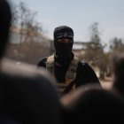 Terrorista de Hamás toma posiciones en Jan Yunis, al sur de la Franja de Gaza, antes de entregar a los rehenes israelíes a la Cruz Roja, el lunes 13 de octubre de 2025.