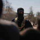 Terrorista de Hamás toma posiciones en Jan Yunis, al sur de la Franja de Gaza, antes de entregar a los rehenes israelíes a la Cruz Roja, el lunes 13 de octubre de 2025.