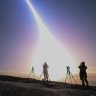 Un misil balístico intercontinental Minuteman III sin armamento se lanza durante una prueba operativa a las 12:01 a. m., hora del Pacífico, el 21 de mayo de 2025, en la Base de la Fuerza Espacial Vandenberg, California. Los lanzamientos de prueba de misiles balísticos intercontinentales demuestran que la flota de misiles balísticos intercontinentales de EE. UU. está lista, es confiable y eficaz para aprovechar su dominio en una era de competencia estratégica.