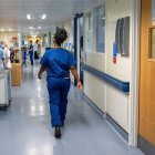 Pasillo de hospital-Imagen de archivo.