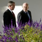 George W. Bush y Dick Cheney pasean por la Casa Blanca en 2003. Imagen de archivo