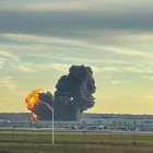 Esta foto cedida por Levi Dean muestra el humo desde el lugar del accidente de un avión de carga de UPSThe US Federal Aviation Administration (FAA) said the McDonnell Douglas MD-11 departing for Hawaii crashed at around 5:15 p.m. local time (2215 GMT). (Photo by HANDOUT / Courtesy of X account @LeviDean98 / AFP) / RESTRICTED TO EDITORIAL USE - MANDATORY CREDIT "AFP PHOTO /  LEVI DEAN" - HANDOUT - NO MARKETING NO ADVERTISING CAMPAIGNS - DISTRIBUTED AS A SERVICE TO CLIENTS