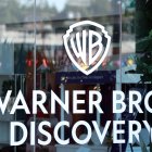 El logo de la Warner Bros. Discovery en una de sus oficinas