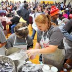 Varios voluntarios pasaron el Día de Acción de Gracias sirviendo cientos de platos calientes de pavo, relleno y más a los residentes de Downtown Rescue Mission, así como a varios visitantes que necesitaban una comida para la festividad este jueves 27 de noviembre. La comida fue proporcionada por donaciones de la comunidad y preparada por voluntarios locales.