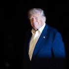 Trump bajando del Air Force One/ Saul Loeb