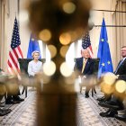 El presidente de los Estados Unidos, Donald Trump (derecha), y la presidenta de la Comisión Europea, Ursula von der Leyen (izquierda), hablan con la prensa tras alcanzar un acuerdo comercial entre ambas economías tras su reunión en Turnberry, al suroeste de Escocia, el 27 de julio de 2025, en el tercer día de su visita al país, desde que comenzó su segundo mandato como presidente. El presidente de Estados Unidos, Donald Trump, declaró el 27 de julio de 2025 que había alcanzado un acuerdo comercial con la presidenta de la Unión Europea, Ursula von der Leyen. «Hemos llegado a un acuerdo. Es un buen acuerdo para todos», declaró Trump a los periodistas tras las conversaciones con Von der Leyen en su complejo de golf de Turnberry, Escocia. La presidenta de la UE también lo calificó de «buen acuerdo».