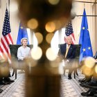 El presidente de los Estados Unidos, Donald Trump (derecha), y la presidenta de la Comisión Europea, Ursula von der Leyen (izquierda), hablan con la prensa tras alcanzar un acuerdo comercial entre ambas economías tras su reunión en Turnberry, al suroeste de Escocia, el 27 de julio de 2025, en el tercer día de su visita al país, desde que comenzó su segundo mandato como presidente. El presidente de Estados Unidos, Donald Trump, declaró el 27 de julio de 2025 que había alcanzado un acuerdo comercial con la presidenta de la Unión Europea, Ursula von der Leyen. «Hemos llegado a un acuerdo. Es un buen acuerdo para todos», declaró Trump a los periodistas tras las conversaciones con Von der Leyen en su complejo de golf de Turnberry, Escocia. La presidenta de la UE también lo calificó de «buen acuerdo».