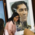 Delcy Rodríguez junto a los retratos de Chávez y Bolívar.